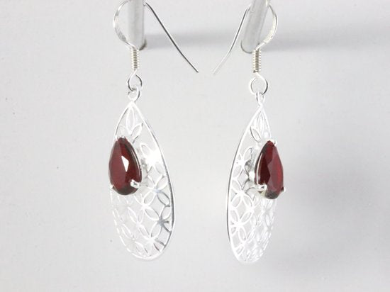 Opengewerkte zilveren oorbellen met granaat afbeelding 2