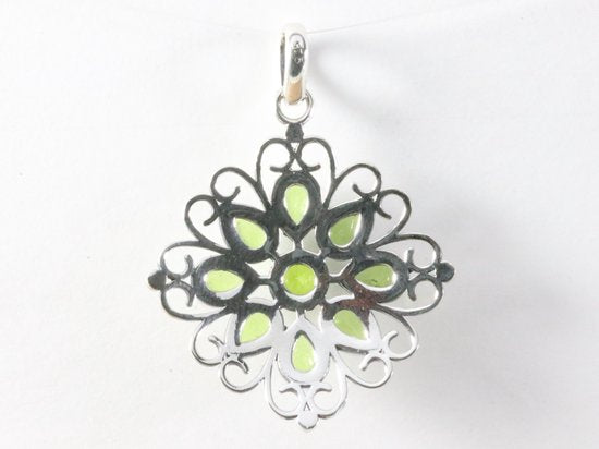 Opengewerkte zilveren hanger met peridoot afbeelding 3