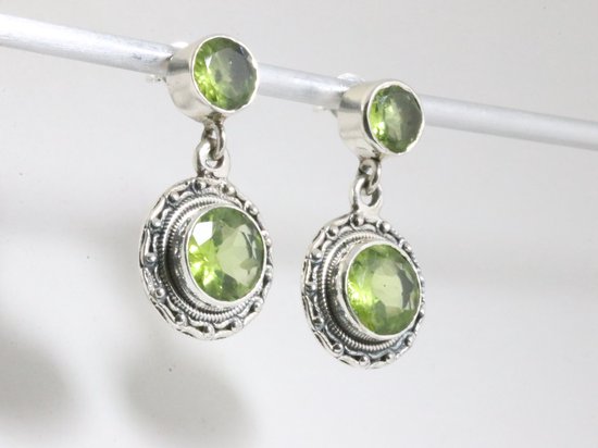 Ronde bewerkte zilveren oorstekers met peridoot afbeelding 2