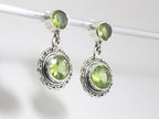 Ronde bewerkte zilveren oorstekers met peridoot afbeelding 2
