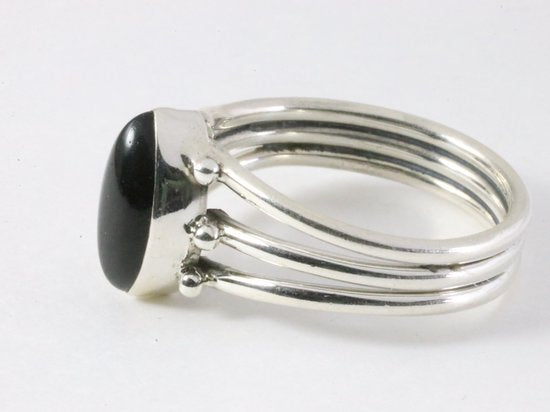 Opengewerkte zilveren ring met onyx afbeelding 2
