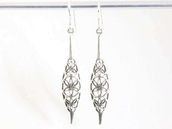 Lange opengewerkte zilveren oorbellen afbeelding 4