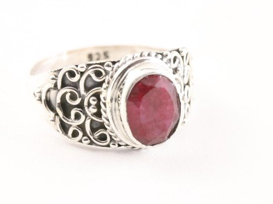 Bewerkte zilveren ring met robijn afbeelding 1