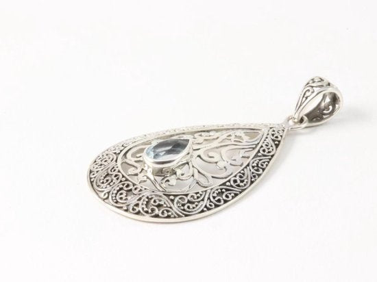 Traditionele opengewerkte zilveren hanger met blauwe topaas afbeelding 2