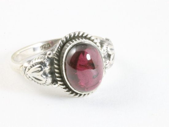 Bewerkte zilveren ring met granaat afbeelding 1