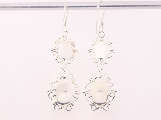 Lange opengewerkte zilveren oorbellen met rode koraal steen afbeelding 3