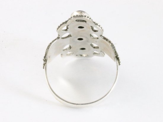 Bewerkte zilveren ring met 3 onyx stenen afbeelding 3