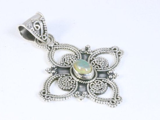 Traditionele bewerkte zilveren hanger met Ethiopische opaal afbeelding 2