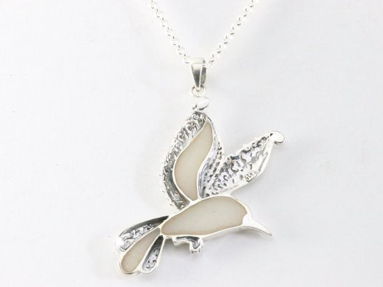 Zilveren kolibrie hanger met parelmoer aan ketting afbeelding 3