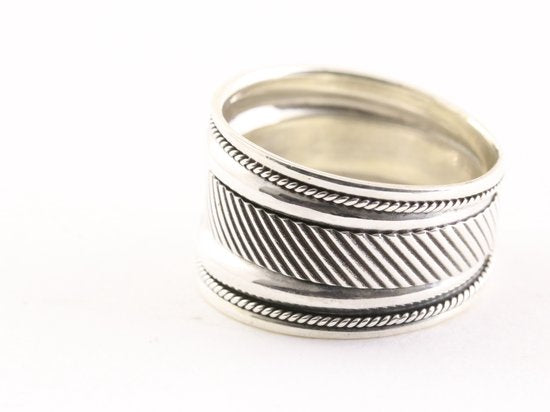 Brede zilveren ring met schuine ribbels afbeelding 2