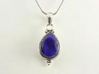 Bewerkte zilveren hanger met blauwe saffier aan ketting afbeelding 1