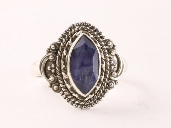 Bewerkte zilveren ring met blauwe saffier afbeelding 4