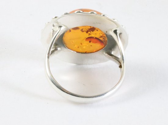 Ronde bewerkte zilveren ring met amber afbeelding 3
