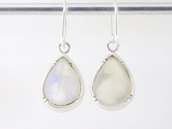 Bewerkte zilveren oorbellen met regenboog maansteen afbeelding 3