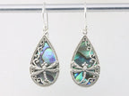 Druppelvormige zilveren oorbellen met libelle op abalone schelp afbeelding 3