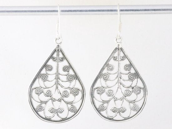 Opengewerkte druppelvormige zilveren filigrein oorbellen afbeelding 3