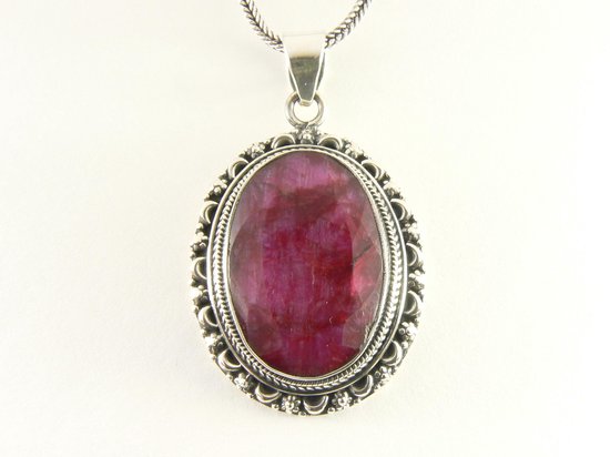 Bewerkte zilveren hanger met robijn aan vossenstaartketting afbeelding 4