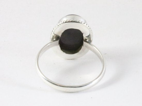 Bewerkte ovale zilveren ring met paarse charoiet afbeelding 3