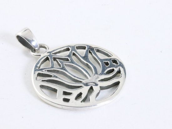 Ronde opengewerkte zilveren lotus bloem hanger aan ketting afbeelding 2