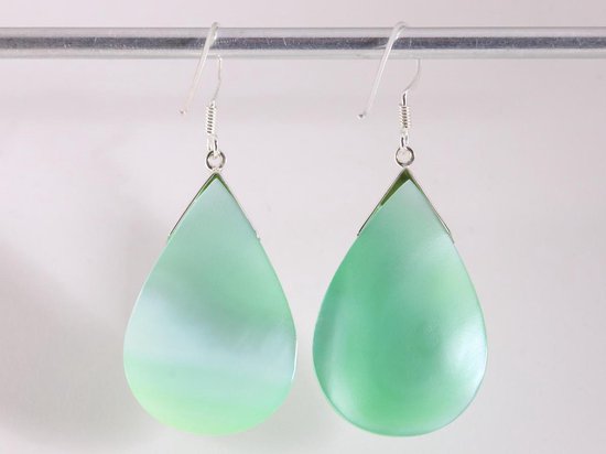 Druppelvormige zilveren oorbellen met groene parelmoer afbeelding 3