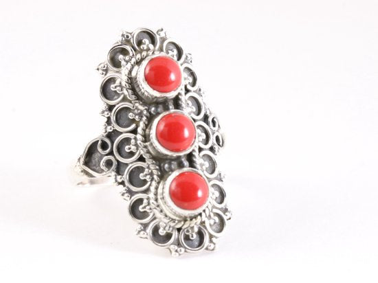 Bewerkte zilveren ring met rode koraal steen afbeelding 1
