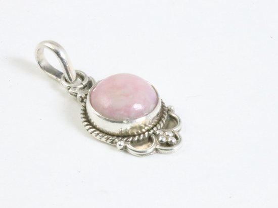 Fijne bewerkte zilveren hanger met roze opaal aan ketting afbeelding 2