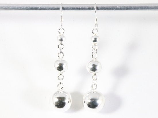 Lange zilveren oorbellen met hoogglans bolletjes afbeelding 4