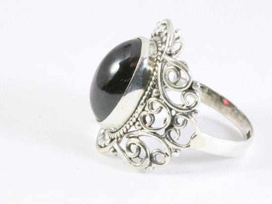 Opengewerkte zilveren ring met granaat afbeelding 2