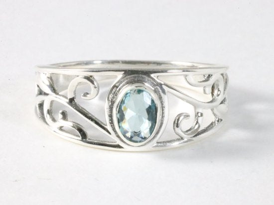Fijne opengewerkte zilveren ring met blauwe topaas afbeelding 4