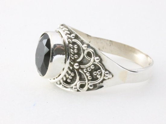 Bewerkte zilveren ring met onyx afbeelding 2