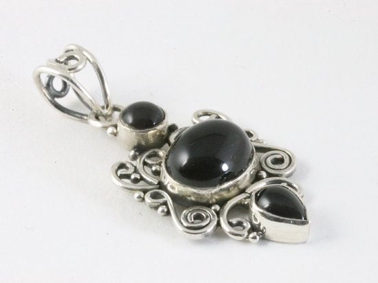 Opengewerkte zilveren hanger met onyx afbeelding 2