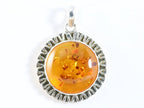 Ronde bewerkte zilveren hanger met amber afbeelding 4