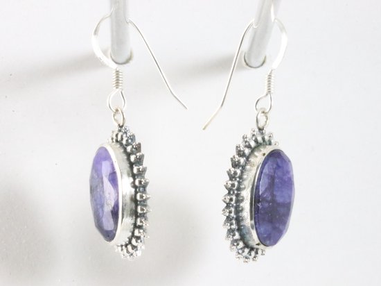 Bewerkte zilveren oorbellen met blauwe saffier afbeelding 2