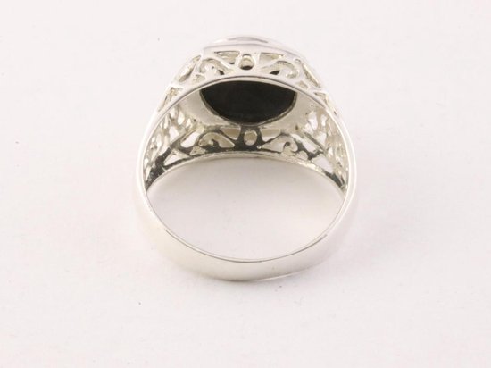 Opengewerkte zilveren ring met onyx afbeelding 3