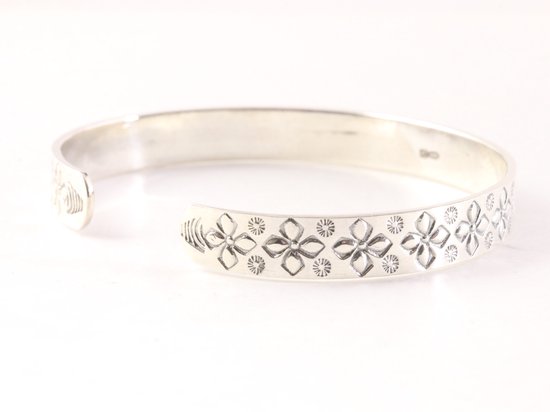 Zilveren klemarmband met bloemengravering afbeelding 3
