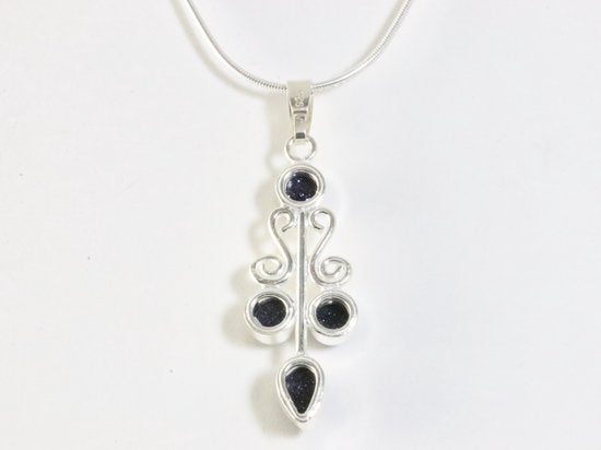 Langwerpige zilveren hanger met blauwe zonnesteen aan ketting afbeelding 3