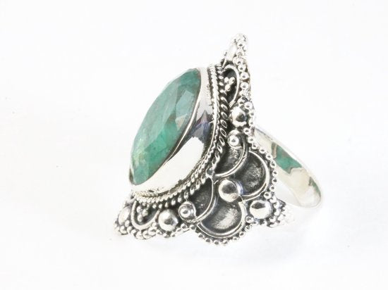 Bewerkte zilveren ring met smaragd afbeelding 2