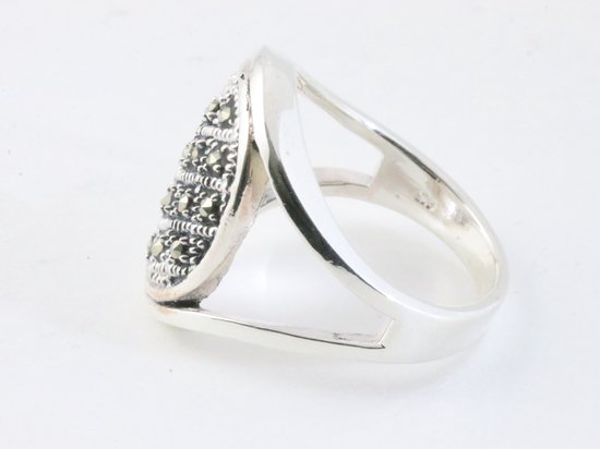 Zware opengewerkte zilveren ring met marcasiet afbeelding 2