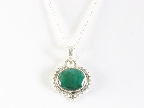 Fijne bewerkte zilveren hanger met smaragd aan ketting afbeelding 4