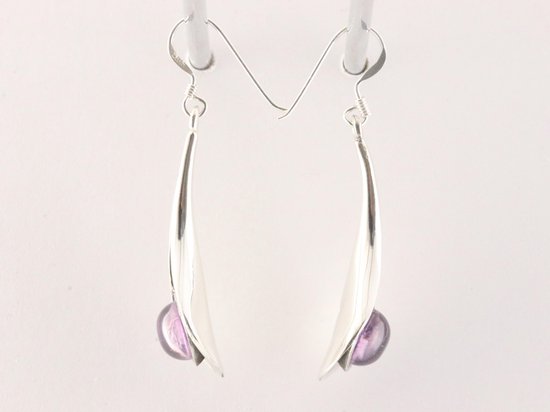 Lange druppelvormige zilveren oorbellen met amethist afbeelding 2