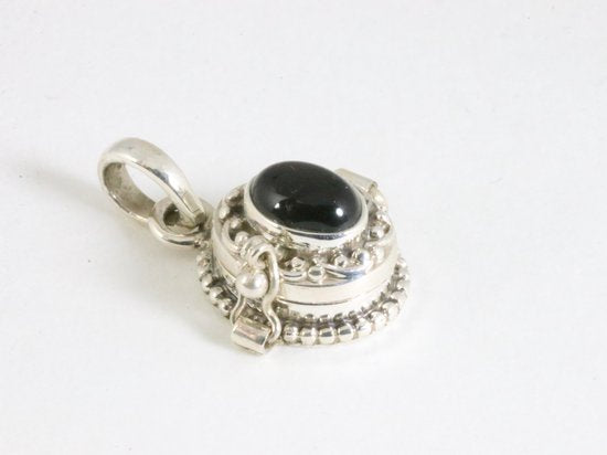 Traditioneel fijn bewerkt zilveren medaillon met onyx afbeelding 2