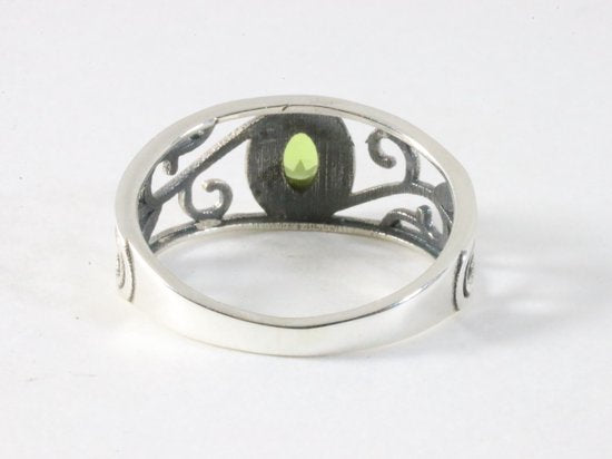 Fijne opengewerkte zilveren ring met peridoot afbeelding 3
