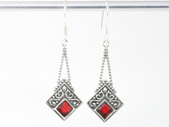 Bewerkte zilveren oorbellen met granaat afbeelding 4