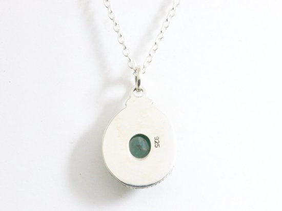 Fijne bewerkte ovale zilveren hanger met smaragd aan ketting afbeelding 3