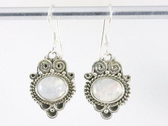 Bewerkte zilveren oorbellen met regenboog maansteen afbeelding 3