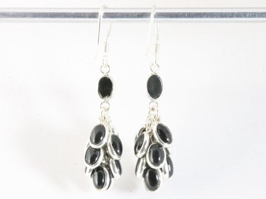Trosvormige zilveren oorbellen met onyx afbeelding 2