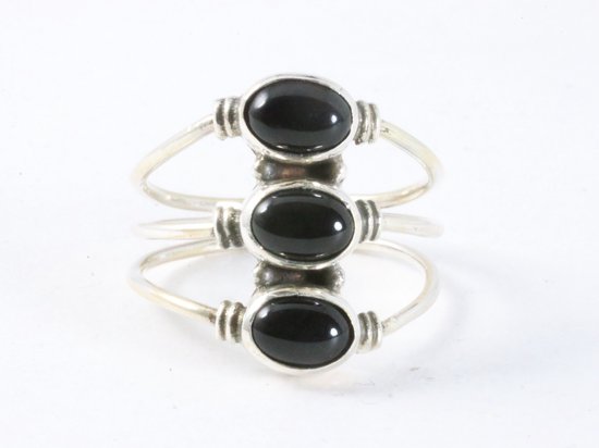 Opengewerkte zilveren ring met 3 onyx stenen afbeelding 4
