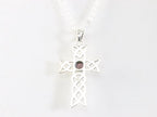 Opengewerkte zilveren kruishanger met granaat aan ketting afbeelding 3