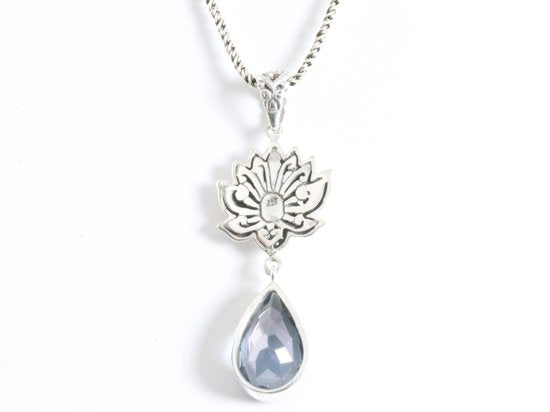 Traditionele zilveren hanger met lotus bloem en blauwe saffier aan ketting afbeelding 3