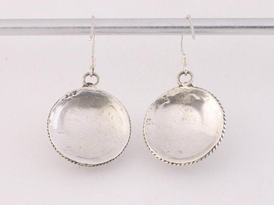 Traditionele ronde zilveren oorbellen met filigrein bewerking afbeelding 3